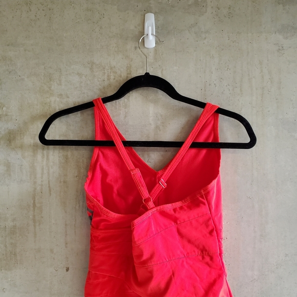 NIKE dri-fit red workout & yoga top / XS - Picture 3 of 5